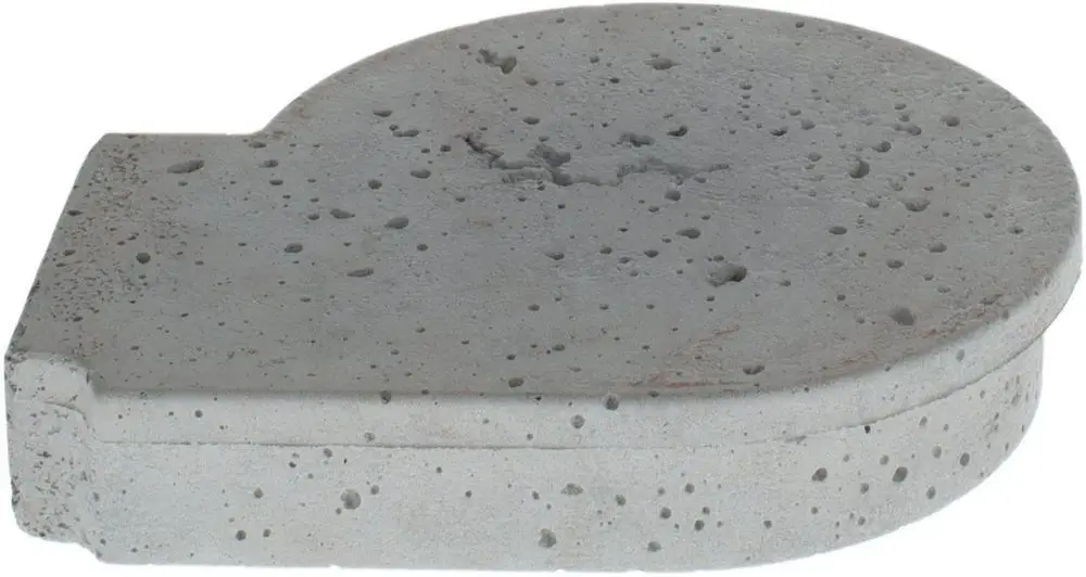 Betonartiger Deckel mit abgerundeter Oberfläche, der von Bosch hergestellt wurde. Die Oberfläche zeigt sichtbare Blasen und Spuren von der Herstellung.